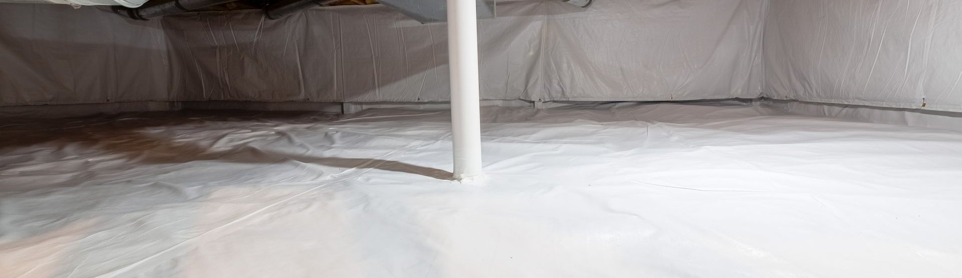 Encapsulated crawl space with vapor barrier installed by RNL Crawl Spaces